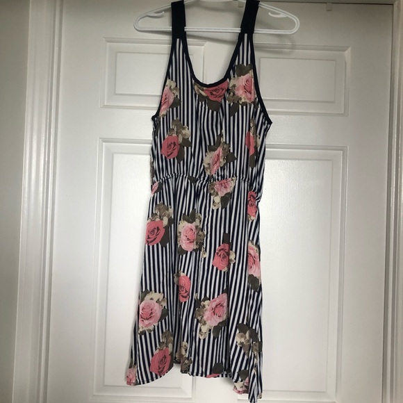Summer short dress! Worn once. Very light fabric. - Picture 2 of 3